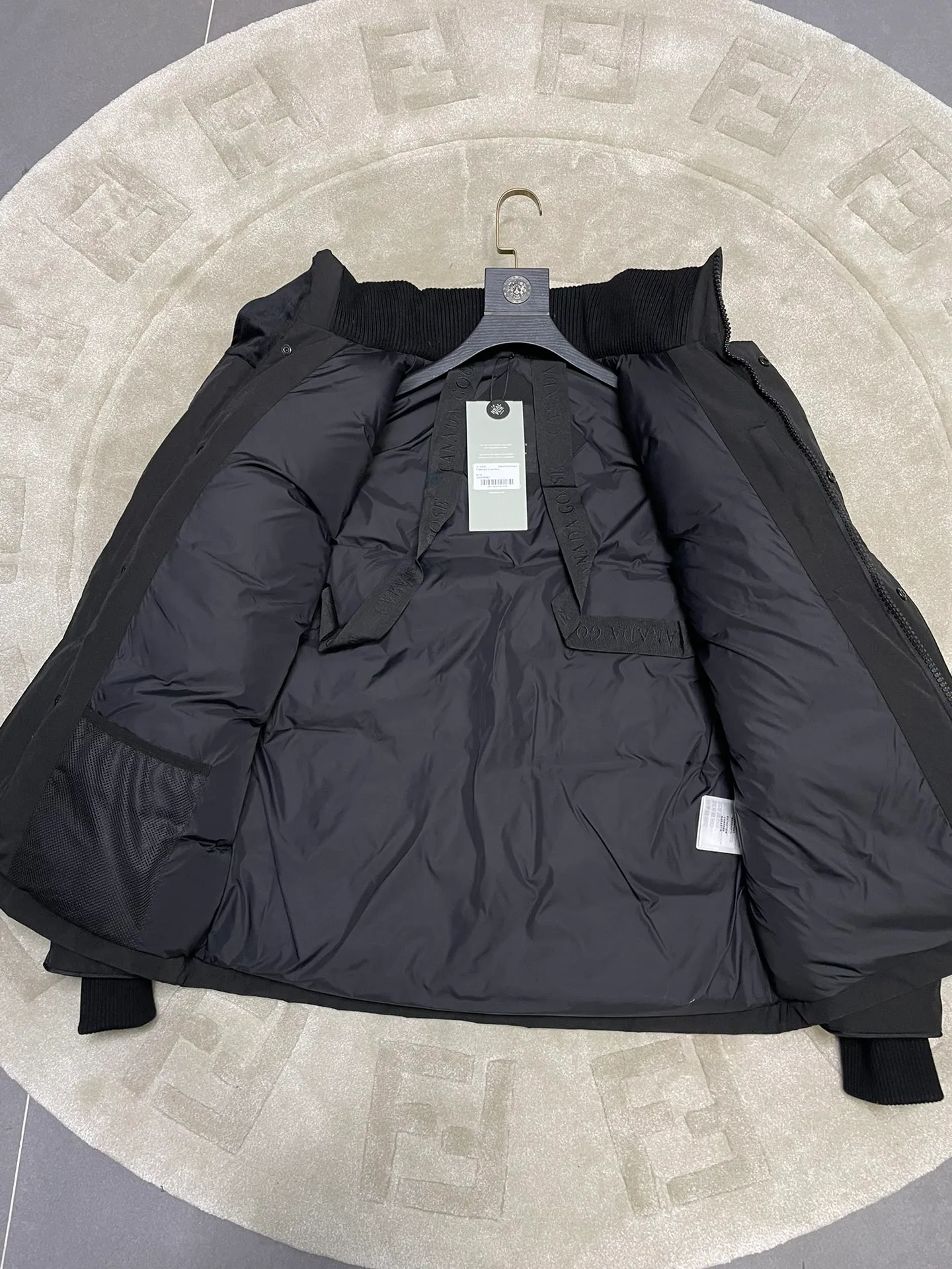 P800 forester men's new model black 24 models Canada Goose (Canada Goose) Men's model xs-xxl The highest version on the market! 🔥 Recommendation of single product for autumn and winter hard goods # Produced by OEM canada goose # The Canadian brand canada goose has always been recognized as the warmest down jacket, and its existence can often be seen in the winter street photos of various celebrities. I make Canada Goose every year, but I still can’t get rid of my love for it. No matter how cold the weather is, there’s no need to be afraid! Because this year, as always, we will provide you with ruthless goods and prepare large quantities of goods. I believe that the market has become a bit chaotic, but we are not afraid. Only good things are competitive, not comparing prices! No one is stupid enough to quote a high price and send old customers away! Look at price in the short term and quality in the long term! If you care about quality, please respect its price! If what you want is cheap, please don't expect good quality! You get what you pay for, this is the rule of the market! We really value quality. It is only worn by the one who understands you! Filling content: 90 international standard duck down! I won’t say much more, everyone sells their own goods! Regarding the down content, you can feel it with your hands. There is nothing wrong with good down. Another customer said that the clothes are very light, but the ones on the market are very heavy. For us insiders, adding some filament to the clothes will make them look bulging and heavy. But we won't do that! 🔥Pure original fidelity! 🔥Everyone who has been cooperating with us in the past few years knows that the large-scale wholesale market products are incomparable to us. You are welcome to visit the brick cabinet and then come to my home to buy! It is the legendary warmest down jacket. A goose and a single layer of clothing can withstand minus 20 degrees Celsius! Known as a must-have for Arctic outdoor sports! The most popular down jacket in the world, celebrities are rushing to buy it, it is a must-have!